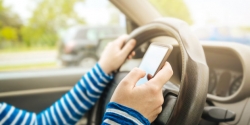 GETTY IMAGES/ISTOCKPHOTO Une femme au volant, téléphone à la main, une attitude dangereuse.