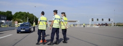 Des gendarmes participent à une opération de contrôle, le 22 juillet 2016 au péage de Beaumont, près de Moineville (Meurthe-et-Moselle). (JEAN-CHRISTOPHE VERHAEGEN / AFP)